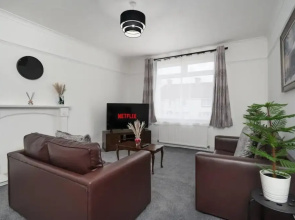 2-bed Flat, Wishaw, Free Parking, Family-friendly