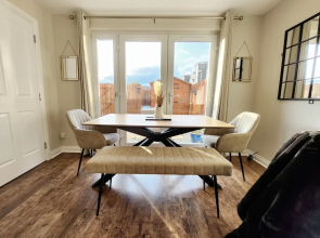 Modern 5 Bed Townhouse with Free Parking
