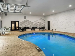 Indoor Heated Pool, Game Room, Hot Tub, Firepits & Spacious Lodge Perfect for Families, Groups & Friends 2 Firefly Mountain Suites by Avantstay