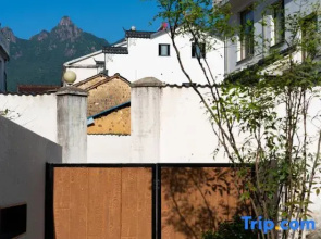 Sun Sky Landscape luxury family vacation courtyard hostel (Mount Jiuhua tourist transfer center)