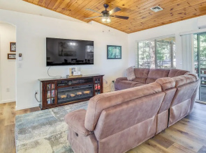 Walk to City Park: Family-friendly Show Low Home
