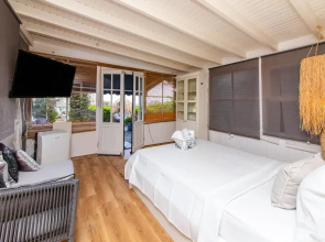 Vacation Flat w Garden Pool in Bodrum Gumusluk