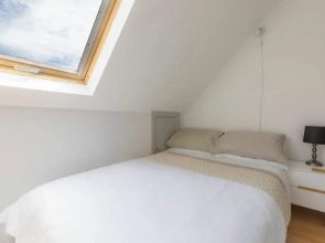 2 Bedrooms, Overlooking Little Petherick Creek