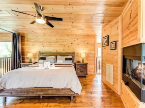 Mountain Splash 2 Bedroom Home with Private Pool