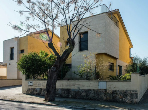 Pretty Holiday Home in Sant Pere Pescador With Swimming Pool