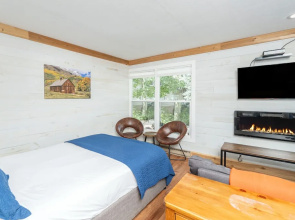 Mountainside Inn 310 1 Bedroom Hotel Room by Alpine Lodging Telluride