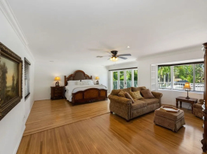 Multi-million Dollar Waterfront Villa 4 Bedroom Villa by RedAwning