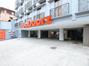 RedDoorz Plus @ Jardin Suites Guadalupe Nuevo
