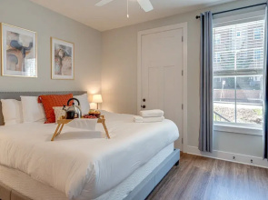 Merry Melrose -mins to Broadway- Sleeps 6