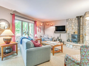 Cozy Hideaway w/ Grill, 17 Mi to Asheville