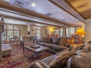 3 Bedroom Condo in River Run with Shared Pool, Hot Tubs, 100 yards to Gondola