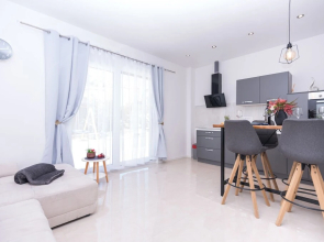 Inviting 2-bed Apartment in Podstrana