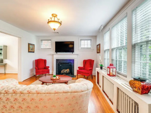 1 Mi to Dtwn Roanoke: Home w/ Yard & Mtn View!