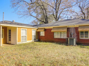 1 Mi to Graceland: Quiet Home w/ Private Yard