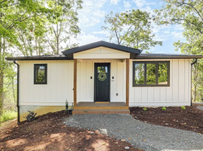 12 Mi to Asheville: Mtn-view Gem in Weaverville