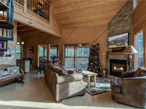 Dreams and Streams 2 Bedroom Home with Hot Tub