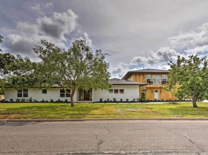 Elegant College Station Home - Walk to Texas A & M