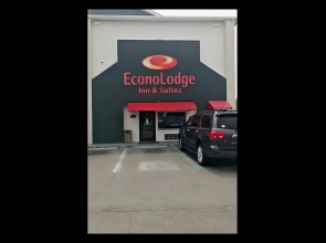 Econo Lodge Inn & Suites I-64 & US 13
