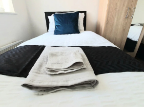 Salford Ark Comfort Stays Near Trafford Centre