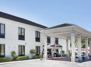 Baymont Inn and Suites Savannah Garden City