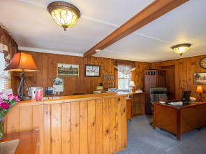 Half Moon Motel & Cottages