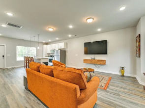 Modern Townhome w/ Yard: 5 Mi to Dtwn Charlotte