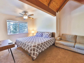 Iroquois Ridge Charming Home for 8 w/ Hot Tub Near Lake Tahoe & Skiing