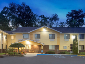 Super 8 by Wyndham Radford VA