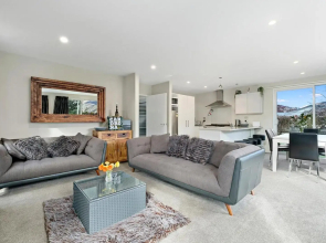 Hideaway on Hunter - Wanaka Holiday Home