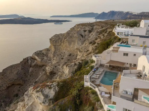 Luxury villa in Megalochori Santorini with Jacuzzi