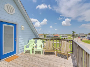 Walk to Water: Family-friendly Surfside Beach Home