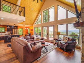 Mountain-view Fleetwood Retreat w/ Deck & Grill