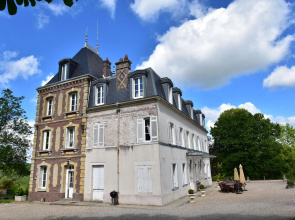 Heritage Castle in Asnieres with Garden