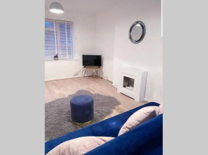 Stylish 3 Bed House + Free Parking + Great Location