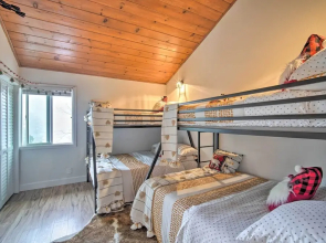 Picturesque Cabin: 2 Balconies, Walk to Lake!