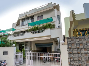 Oyo 60880 Grand Imperia Inn