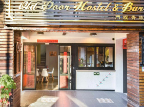 Old Door Hostel & Bar