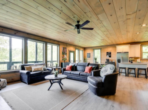 Cobbly Nob Resort Cabin: Hot Tub, Pool & Views!
