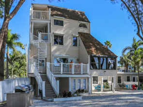 Sunset Beach House - Beach Hugger 1