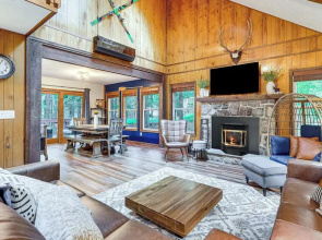Pocono Lake Retreat: Ski & Explore at Pine Loch!