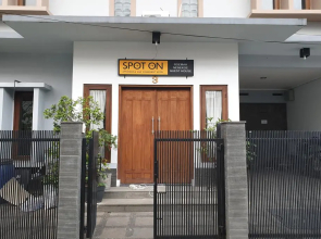 SPOT ON 1792 Roemah Nenekoe Guest House