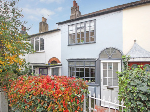 Brighton Getaways - Sunny Cottage