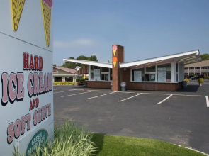 Holiday Hill Inn & Suites