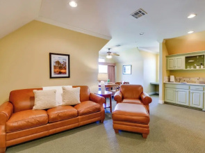 Springfield Studio Rental w/ Golf Course View!