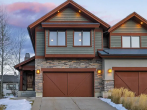 Blue Skies Lakeside Family-friendly Getaway w/ Hot Tub & BBQ