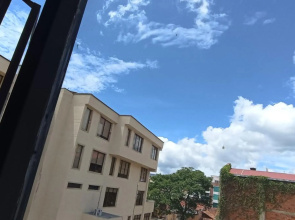 Espectacular y muy bien localizado apartamento en el corazón de San Gil, junto a agencias de turismo, restaurantes, Gallineral, transporte, supermercado, panaderia, parking I 3