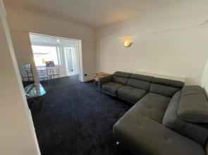 3 bedroom Garden apartment next to craig-y-don park