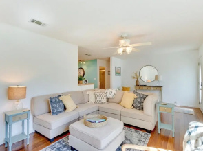 Bright Navarre Vacation Rental, 2 Mi to Beach!