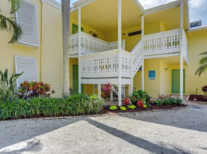 Longboat Key Resort Escape - Walk to the Beach!