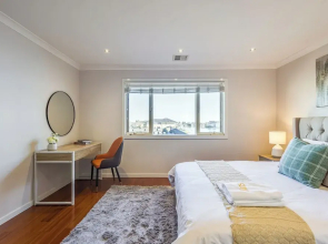 StayAU Magnificent Lakefront Villa